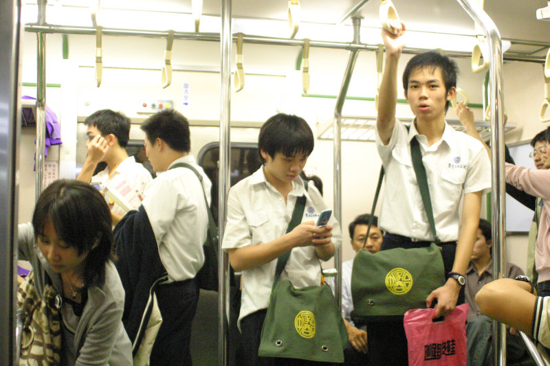 台灣鐵路旅遊攝影電車-區間車交談的旅客2005攝影照片31